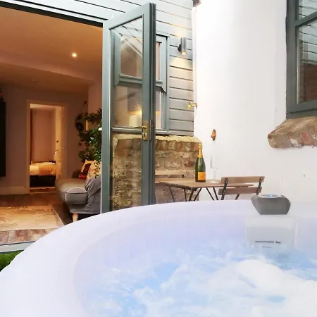 The Holgate Hideaway With Hot Tub Holiday home York
