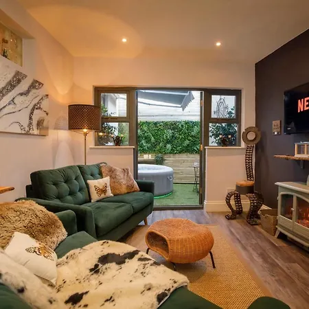 The Holgate Hideaway With Hot Tub Holiday home York