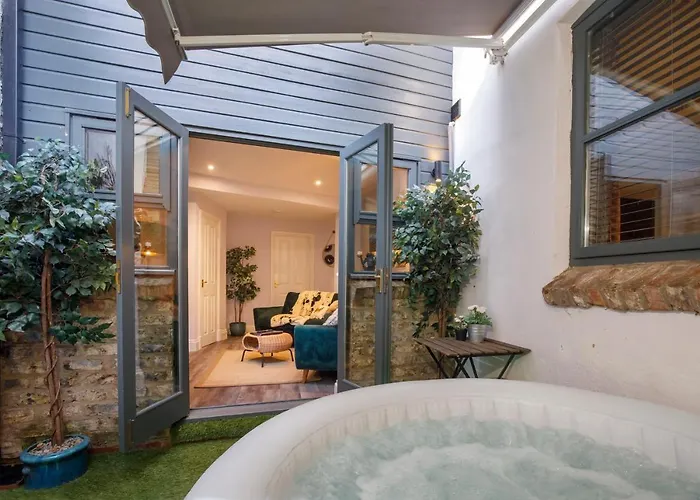 The Holgate Hideaway With Hot Tub ヨーク