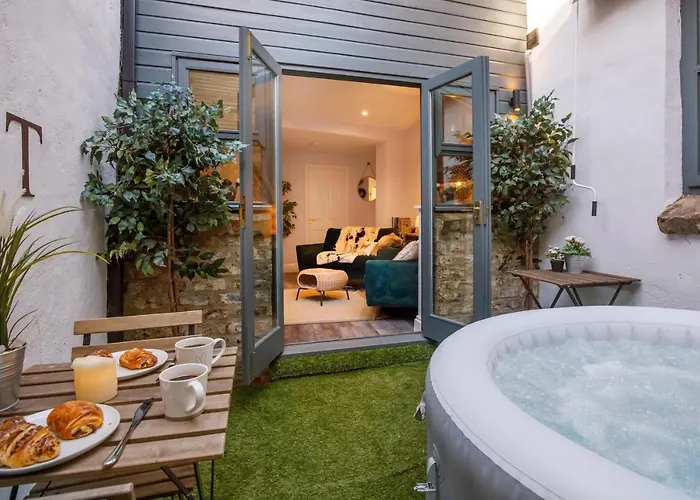 The Holgate Hideaway With Hot Tub ヨーク